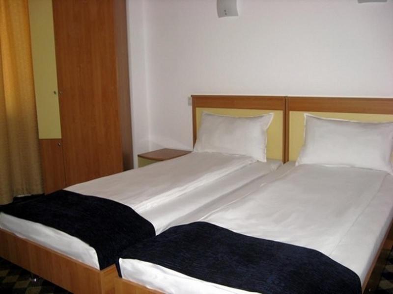 Plus Hotel Craiova Exterior photo
