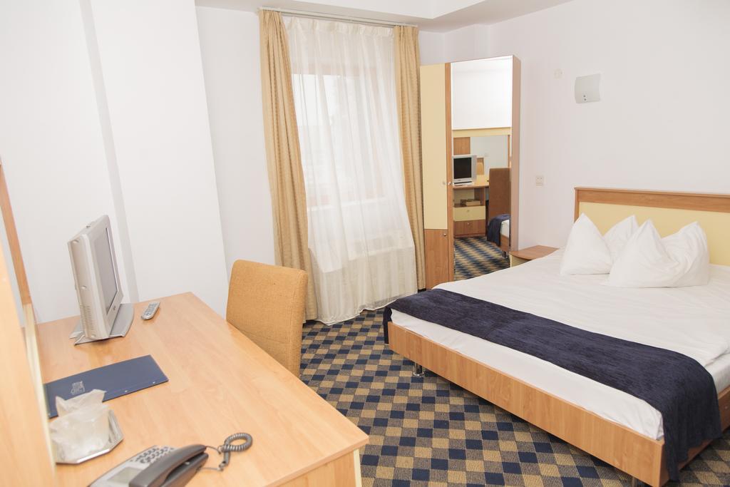 Plus Hotel Craiova Room photo